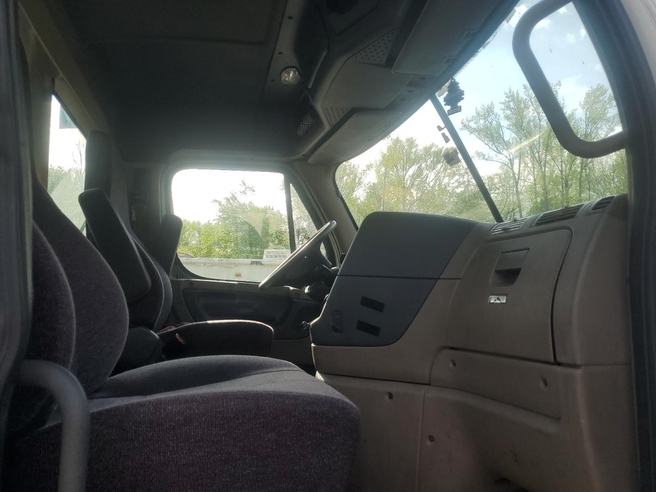 2017 FREIGHTLINER CASCADIA 125 VIN 3AKJGEDR1HSJB3173 photo 5