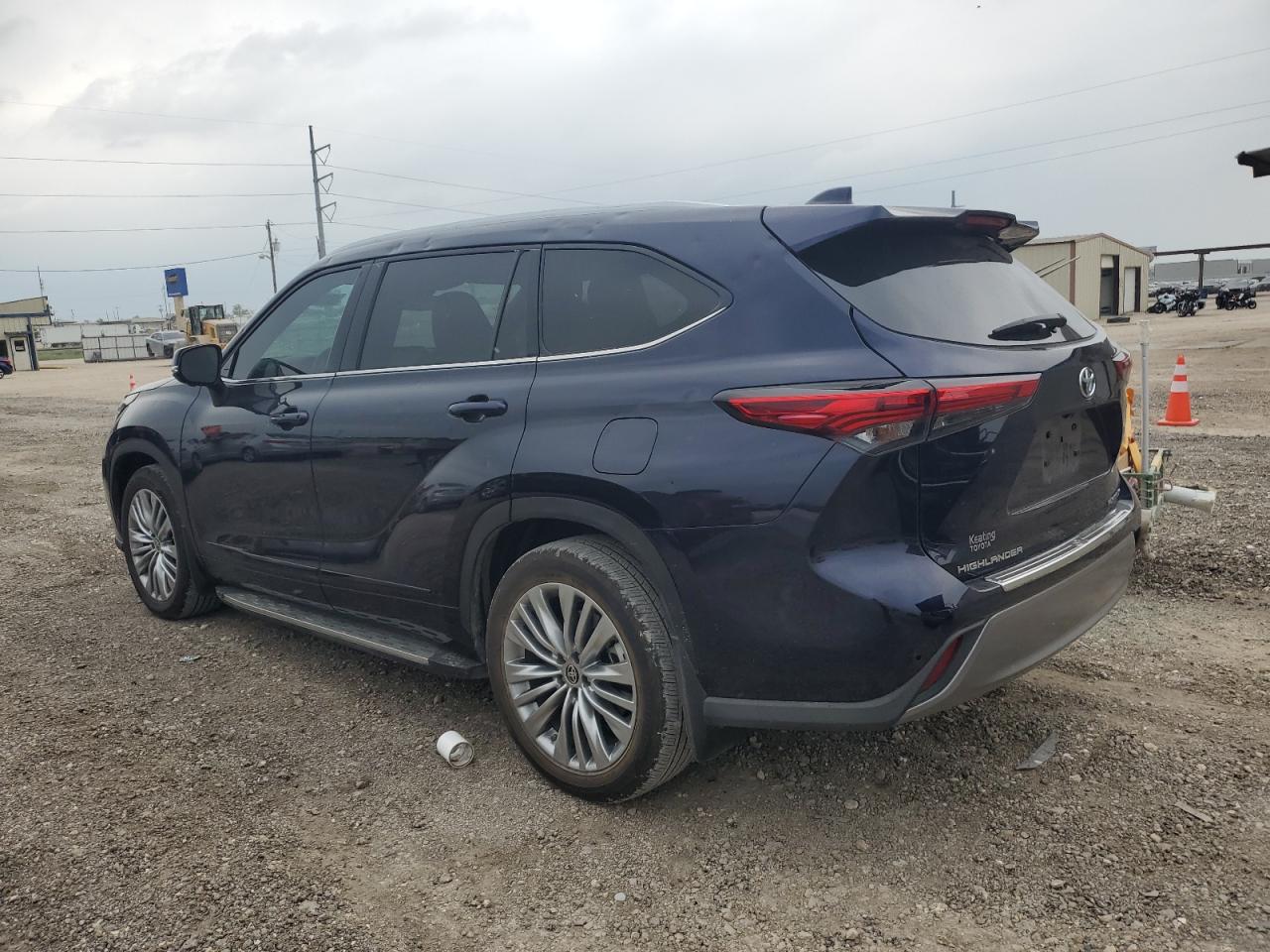 2023 Toyota Highlander VIN 5TDFARAH1PS523955 photo 2