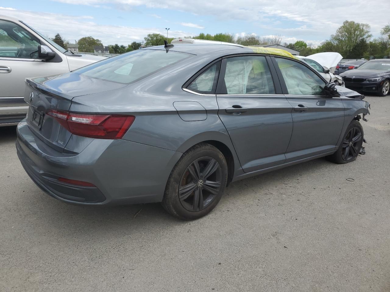 2022 Volkswagen Jetta VIN 3VW7M7BU0NM030189 photo 3