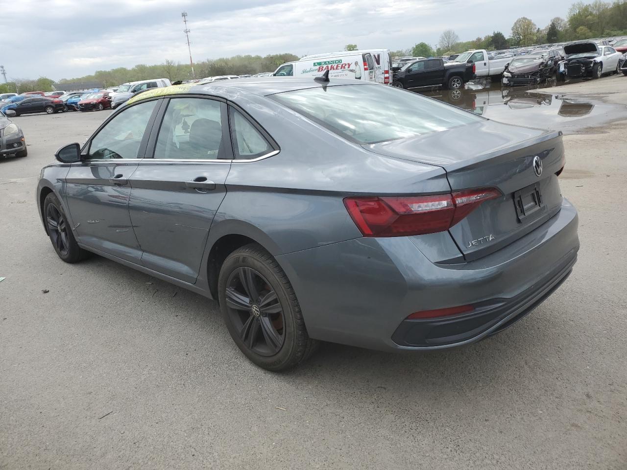2022 Volkswagen Jetta VIN 3VW7M7BU0NM030189 photo 2