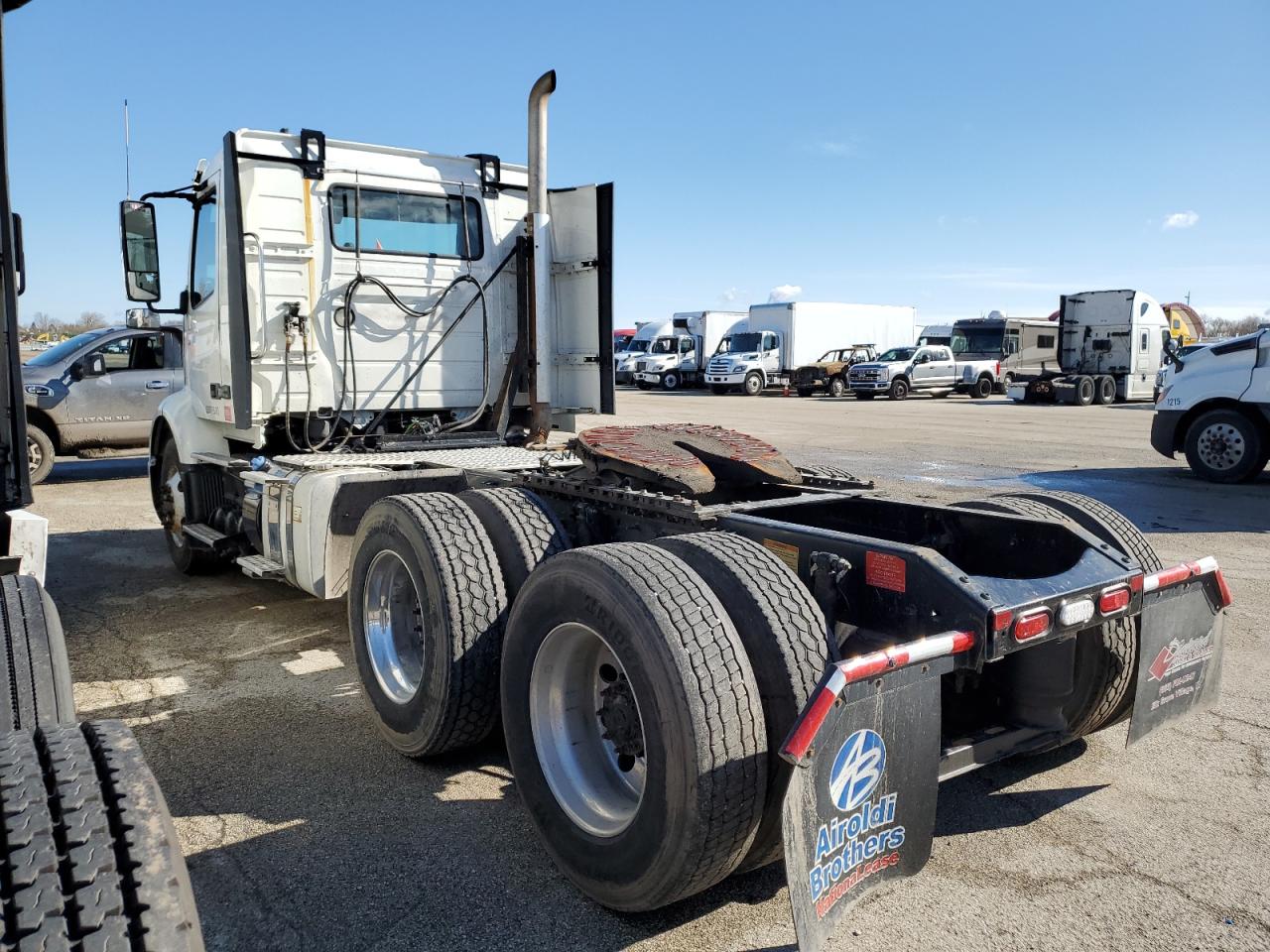 2019 VOLVO Vnr VIN 4V4WC9EG6KN217252 photo 3
