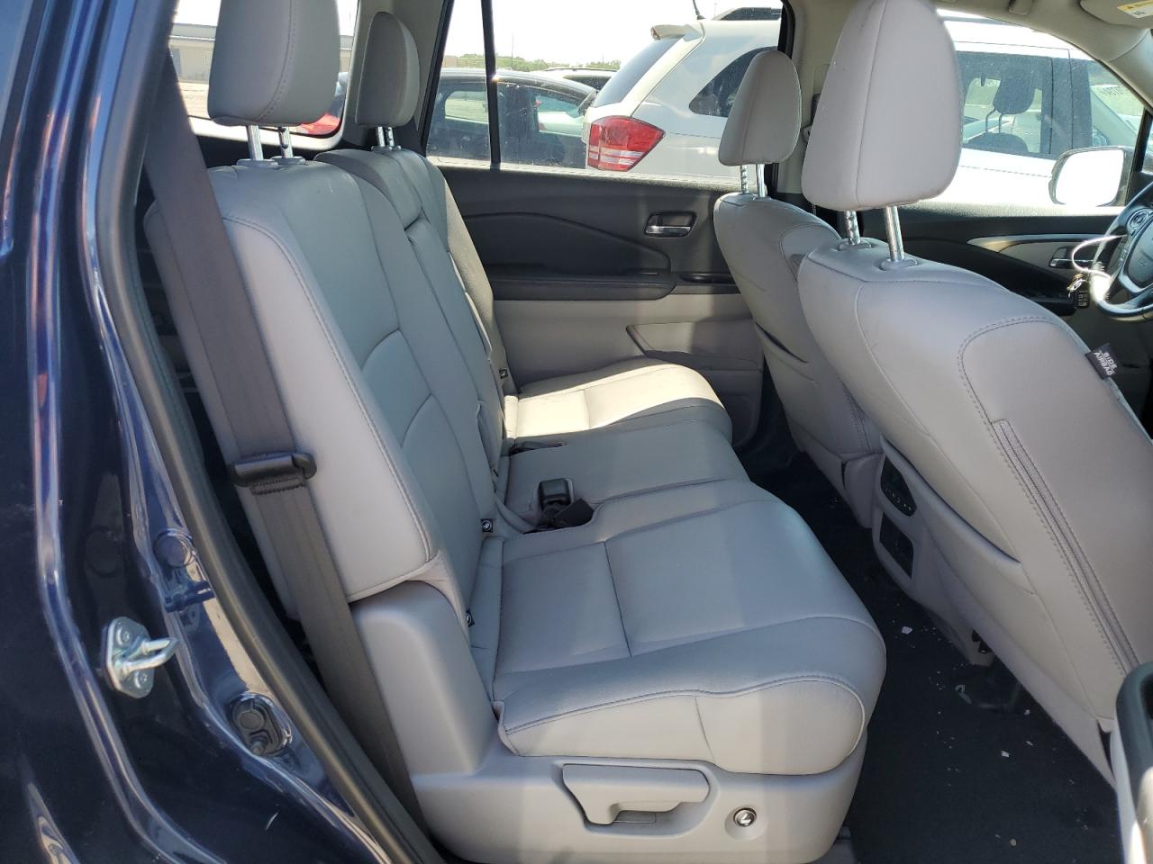 2018 Honda Pilot VIN 5FNYF6H55JB069810 photo 11