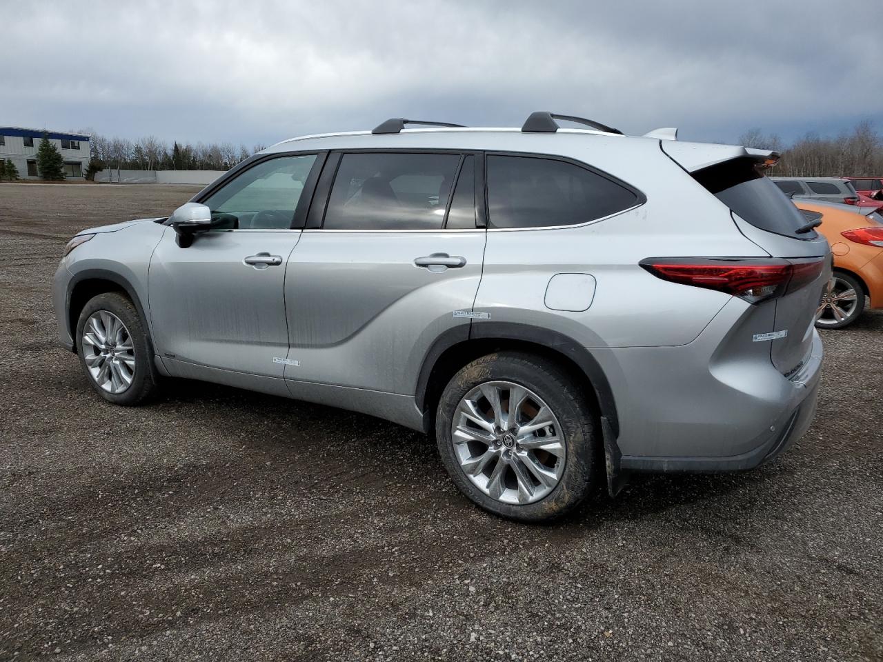 2023 TOYOTA Highlander VIN 5TDXBRCH2PS586089 photo 2
