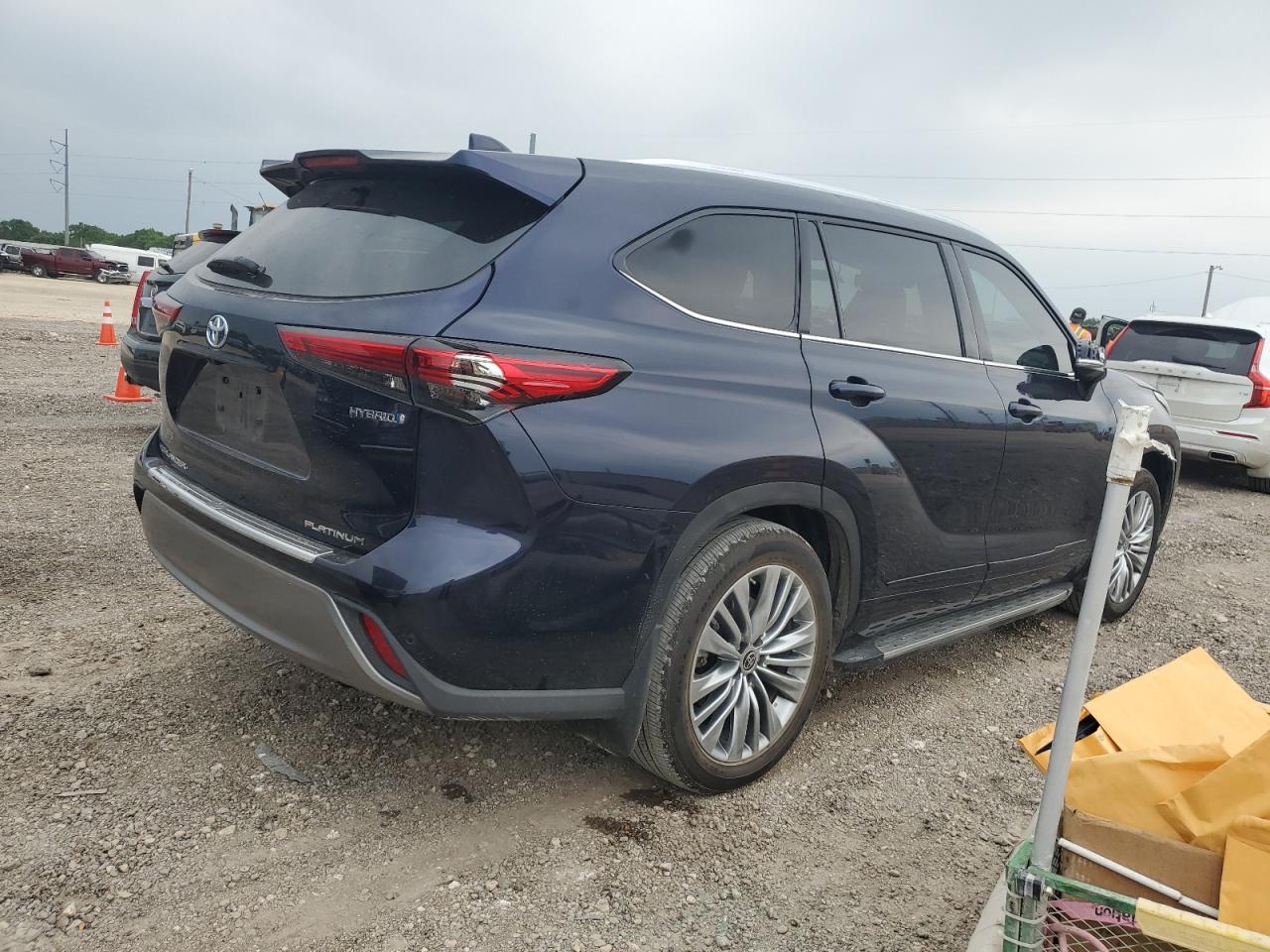 2023 Toyota Highlander VIN 5TDFARAH1PS523955 photo 3