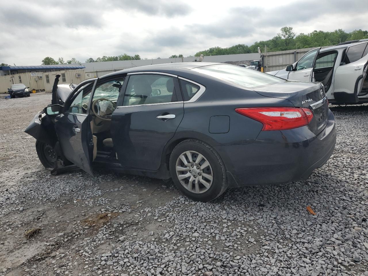 2017 Nissan Altima VIN 1N4AL3AP2HC110329 photo 2