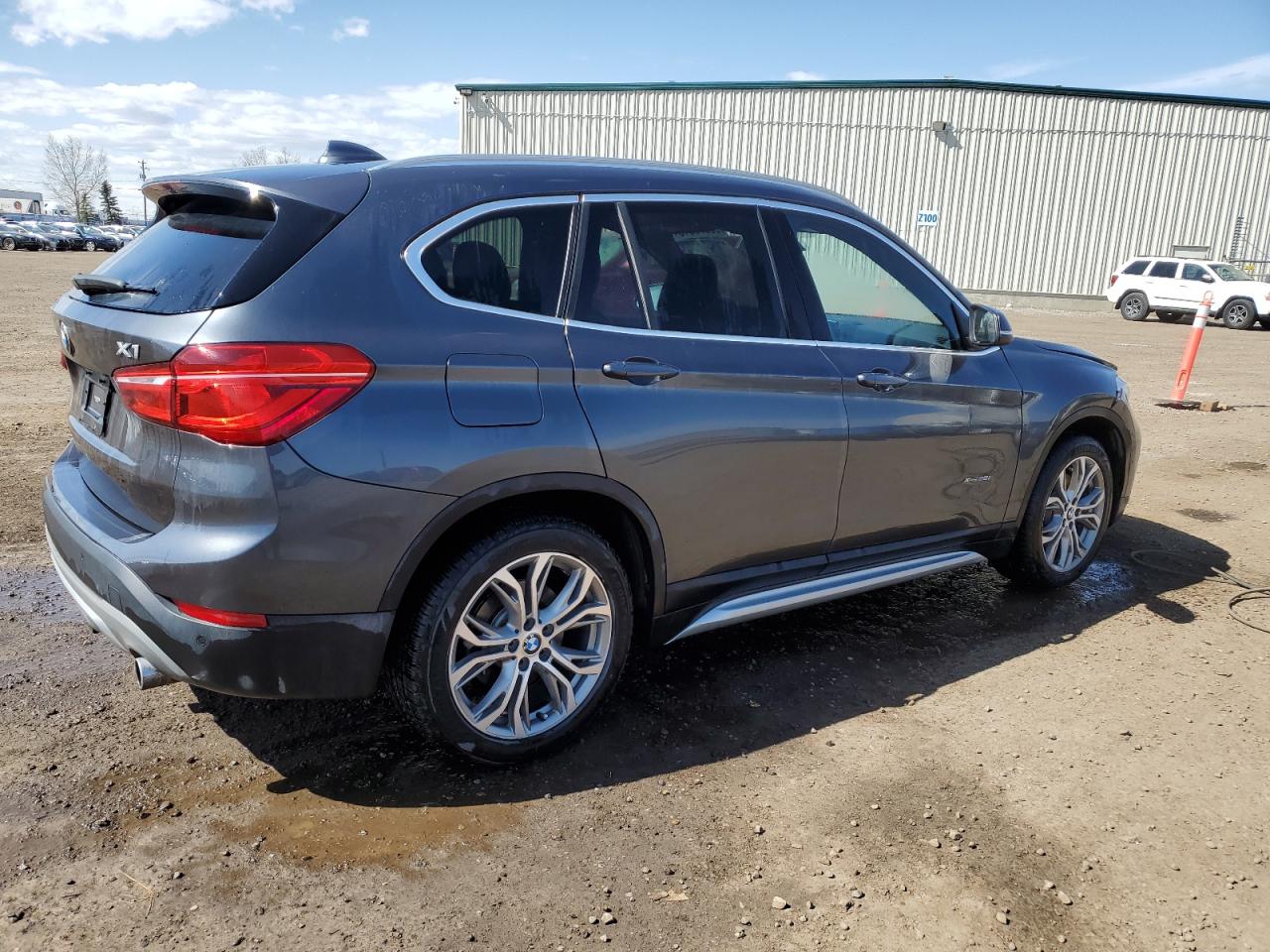 2017 BMW X1 VIN WBXHT3C37H5F75301 photo 3