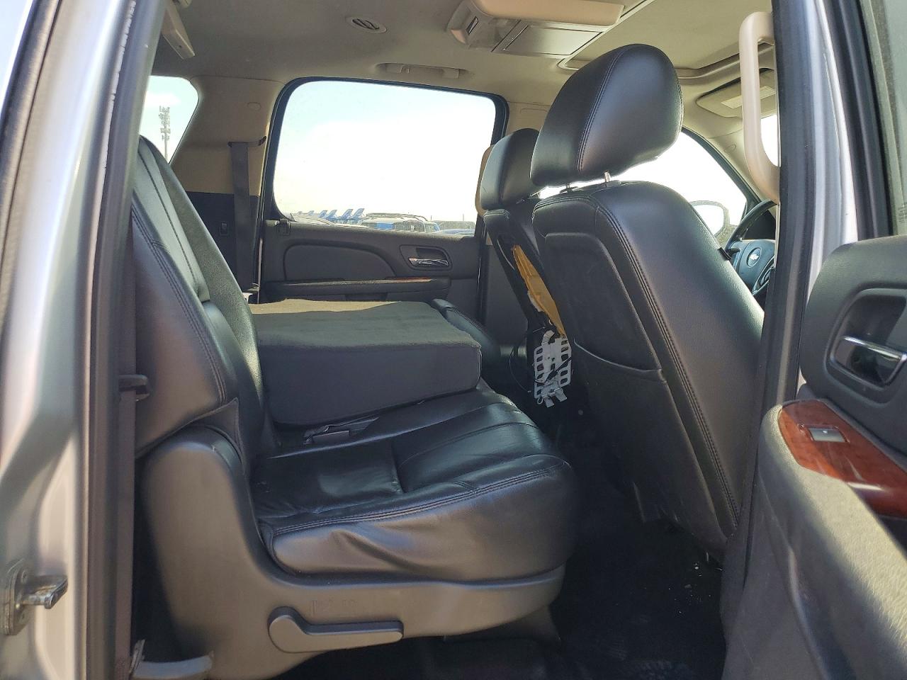 2013 Chevrolet Suburban VIN 1GNSKJE74DR146070 photo 11