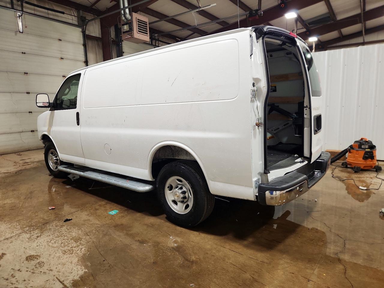 2025 CHEV Express VIN 1GCWGAFP1S1177847 photo 2