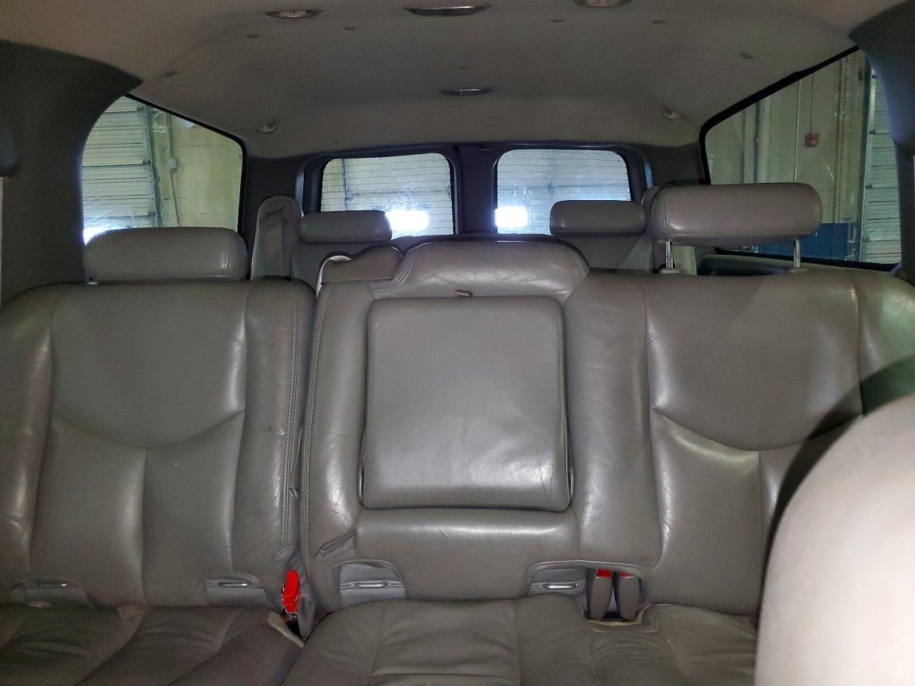 2004 Chevrolet Suburban VIN 3GNFK16Z84G233407 photo 10