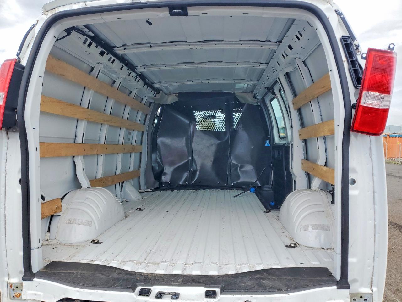 2025 Chevrolet Express VIN 1GCWGAFP2S1160118 photo 10