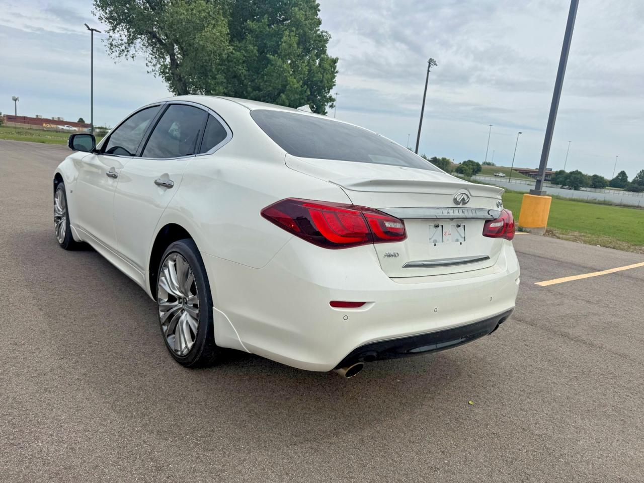 2018 Infiniti Q70 VIN JN1BY1AR2JM220919 photo 3