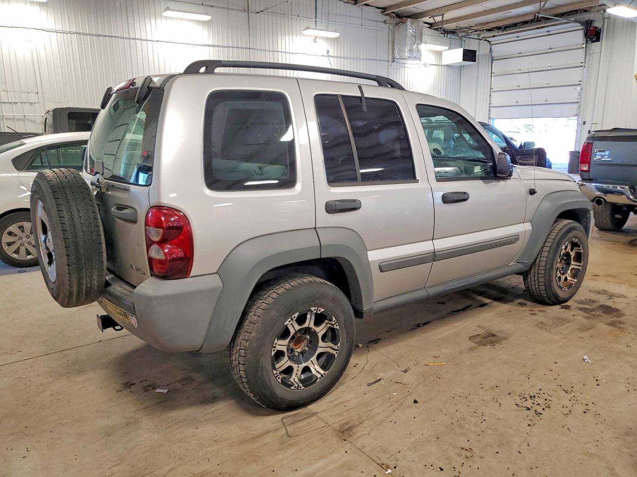 2005 Jeep Liberty VIN 1J4GK48K05W502348 photo 3
