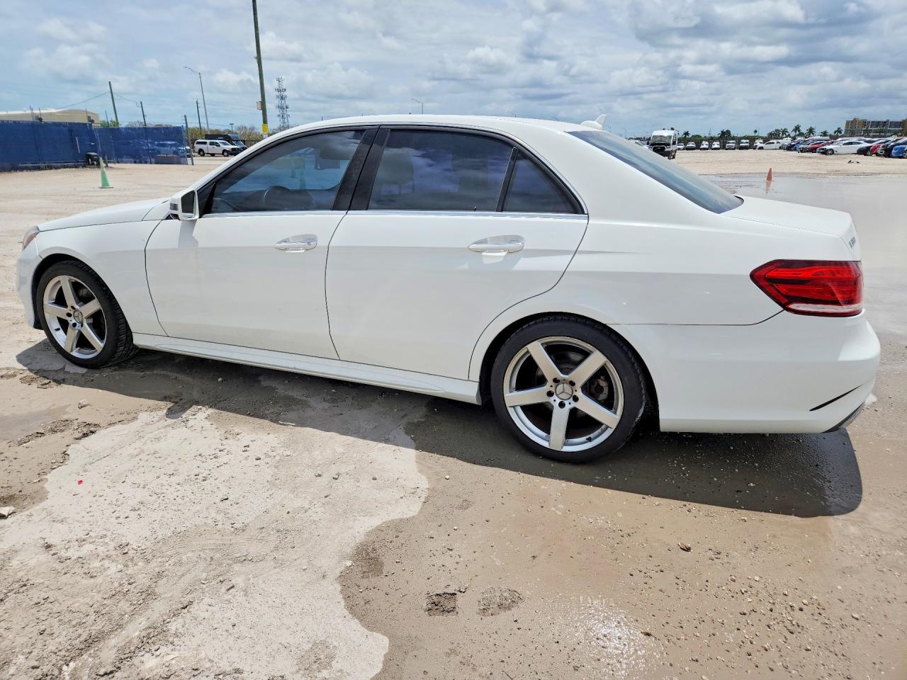 2015 Mercedes-Benz E-class VIN WDDHF5KB7FB120748 photo 2