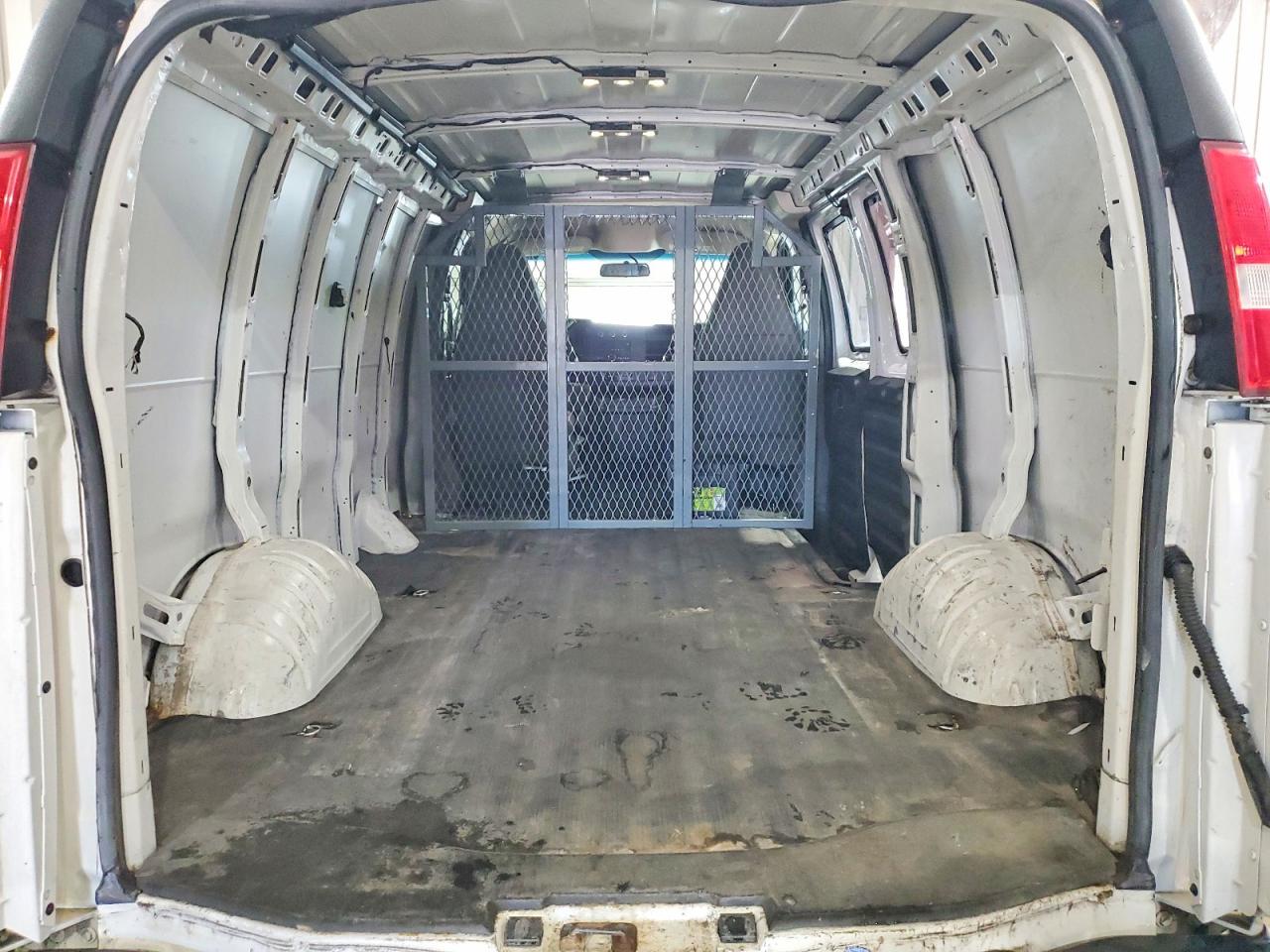 2018 Chevrolet Express VIN 1GCWGAFG1J1341404 photo 10