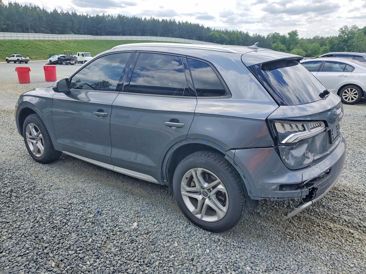 2018 Q5 VIN WA1ANAFY3J2021577 photo 2