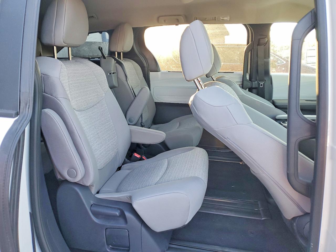 2026 Toyota Sienna VIN 5TDKRKEC3TS297912 photo 11