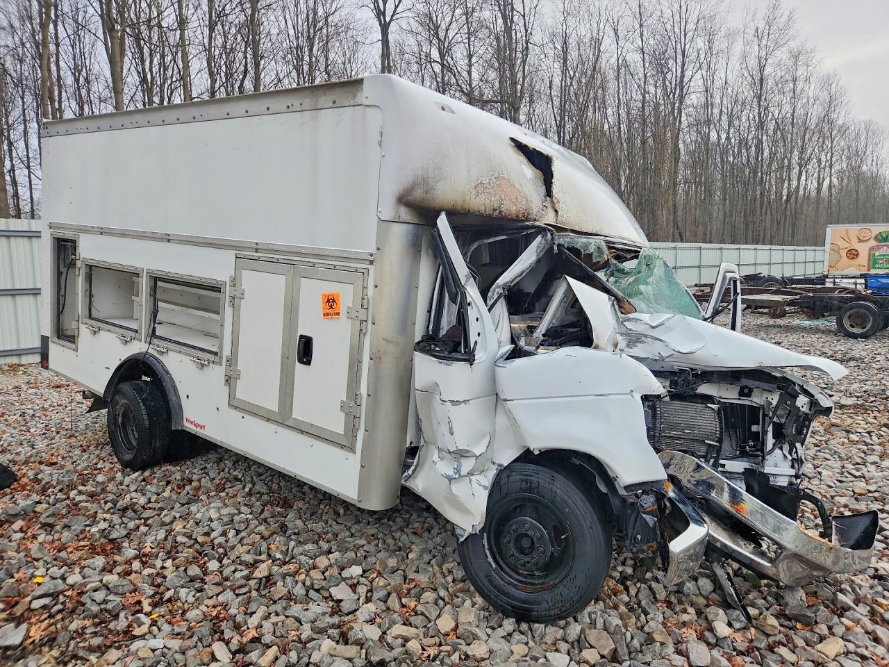 2024 Ford Econoline VIN 1FDXE4FNXRDD13763 photo 4