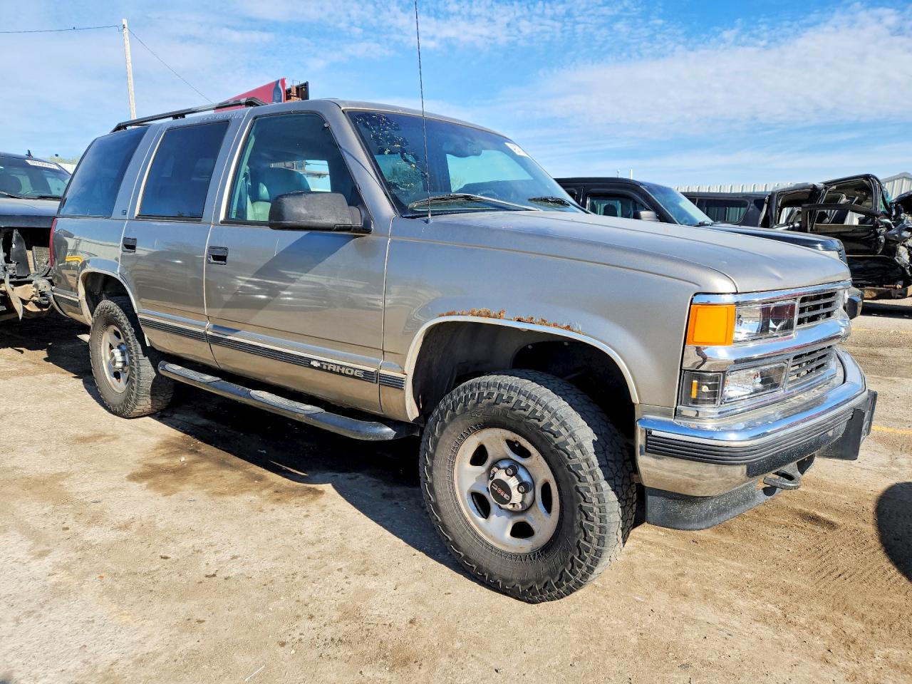 1999 Chevrolet Tahoe VIN 1GNEK13R4XR102284 photo 4