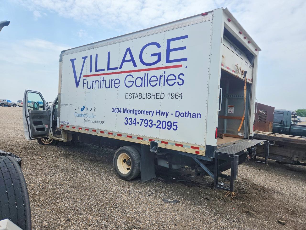 2019 Ford Econoline VIN 1FDWE3FS8KDC32925 photo 2