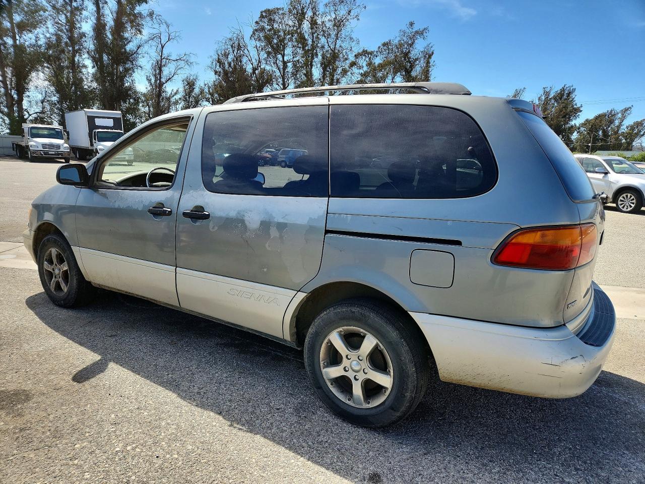 1999 TOYOTA Sienna VIN 4T3ZF13C9XU150020 photo 2