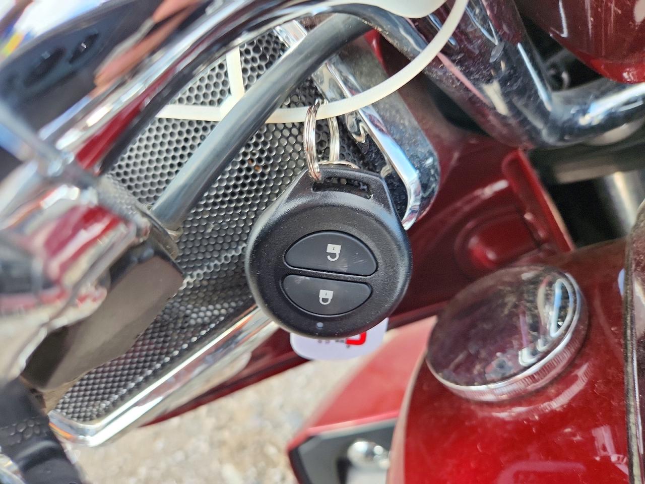 2017 INDIAN Motorcycle VIN 56KTRAAA9H3346097 photo 8