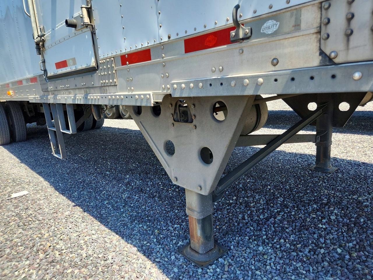 2015 UTILITY All models VIN 1UYVS2486FM408338 photo 9