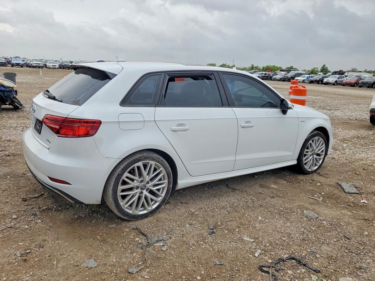 2018 Audi A3 VIN WAUUPBFF2JA154853 photo 3