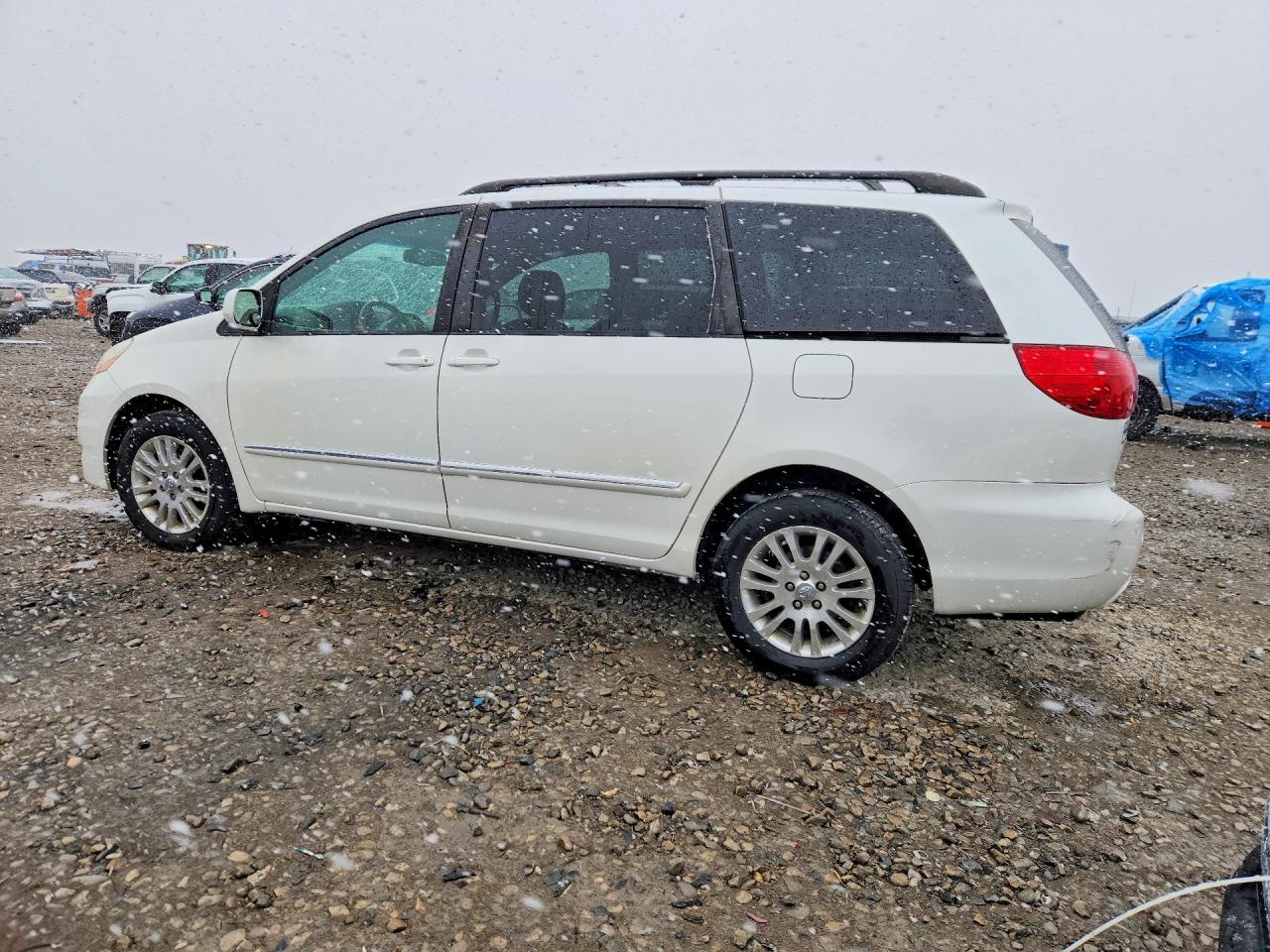 2007 Toyota Sienna VIN 5TDBK22C57S001089 photo 2