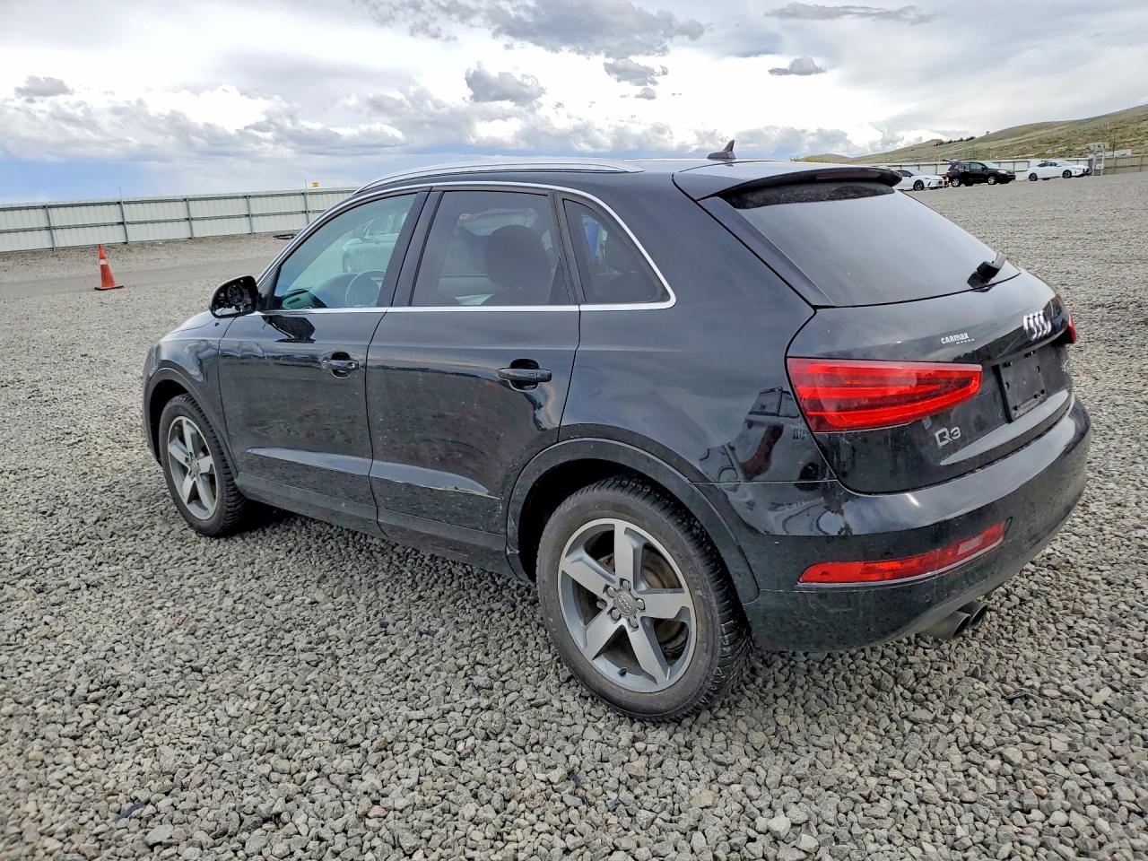 2015 Audi Q3 VIN WA1EFCFS7FR007430 photo 2