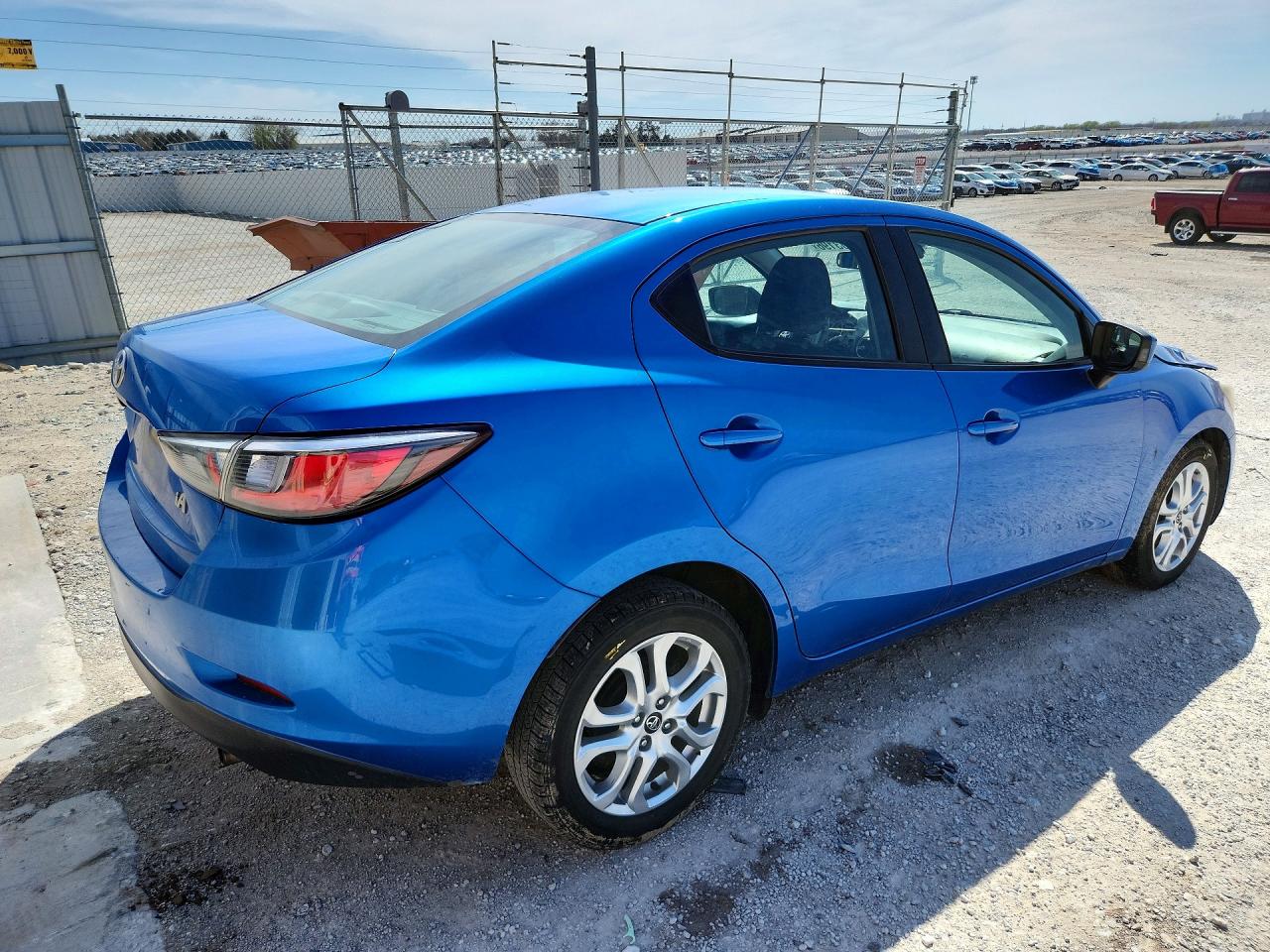 2017 Toyota Yaris VIN 3MYDLBYV1HY185392 photo 3