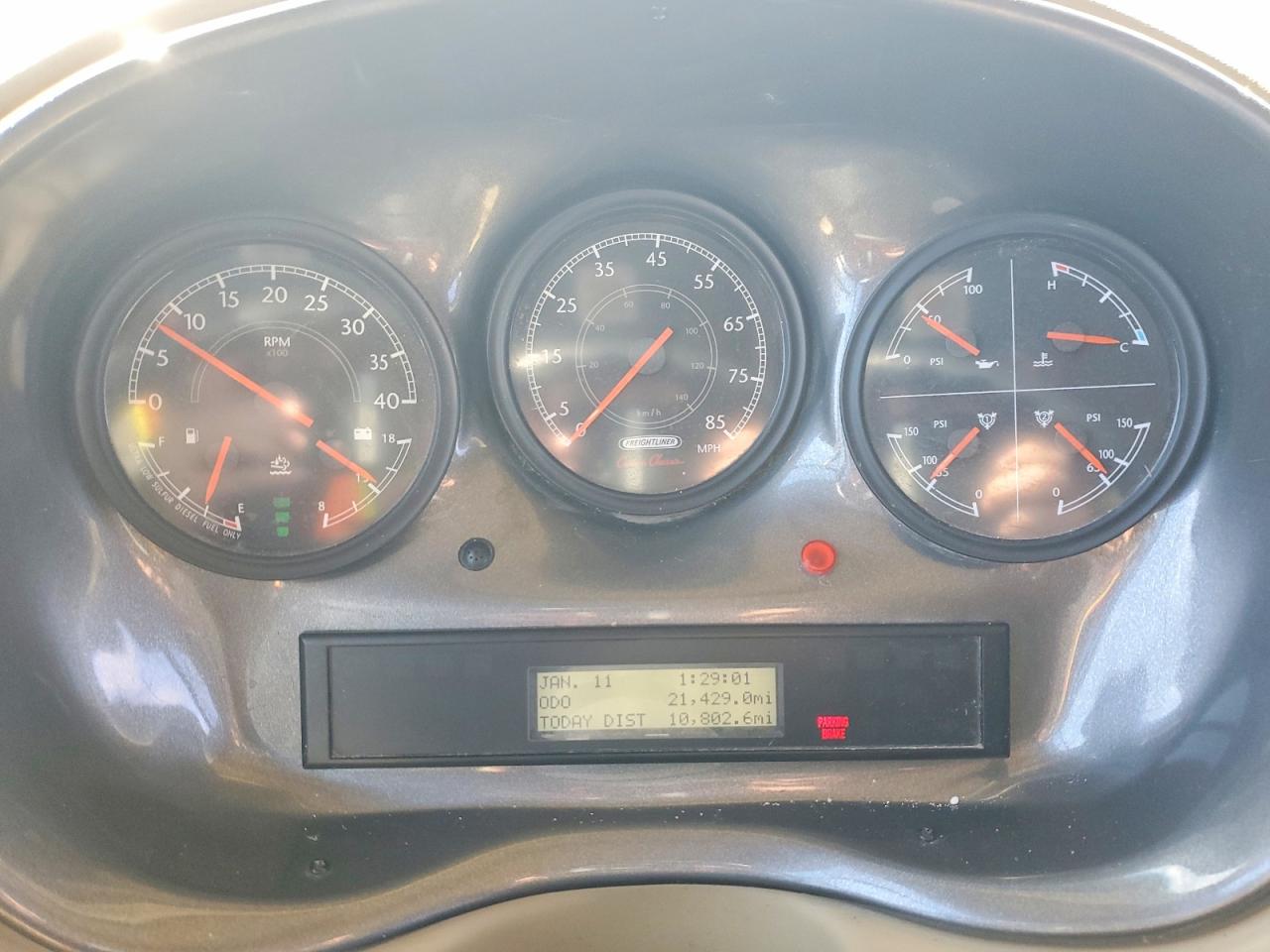 2018 FREIGHTLINER All other VIN 4UZACWFC9JCJS6806 photo 8