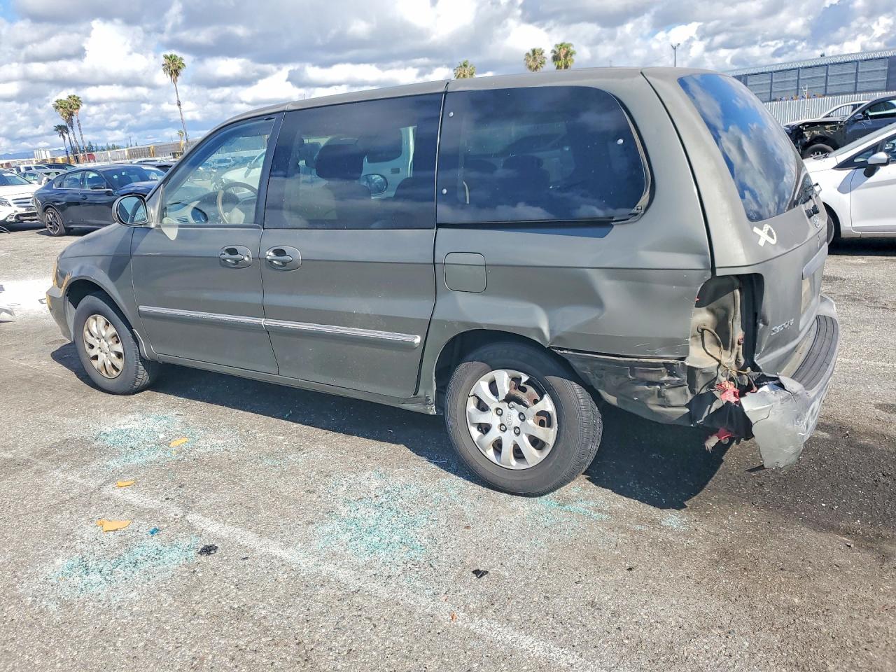 2004 Kia SEDONA VIN KNDUP131946582223 photo 2