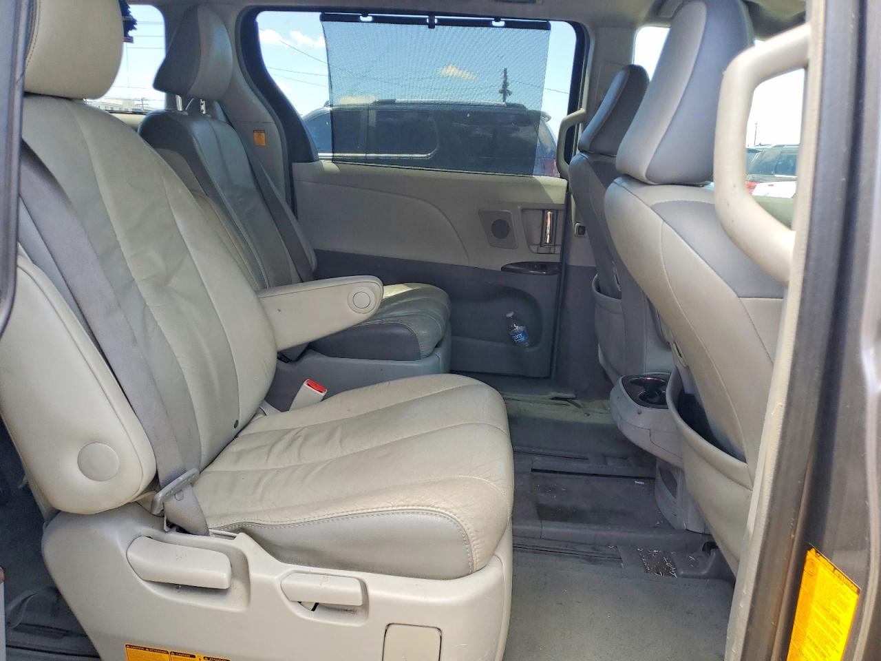 2011 Toyota All models VIN 5TDYK3DC1BS152064 photo 11