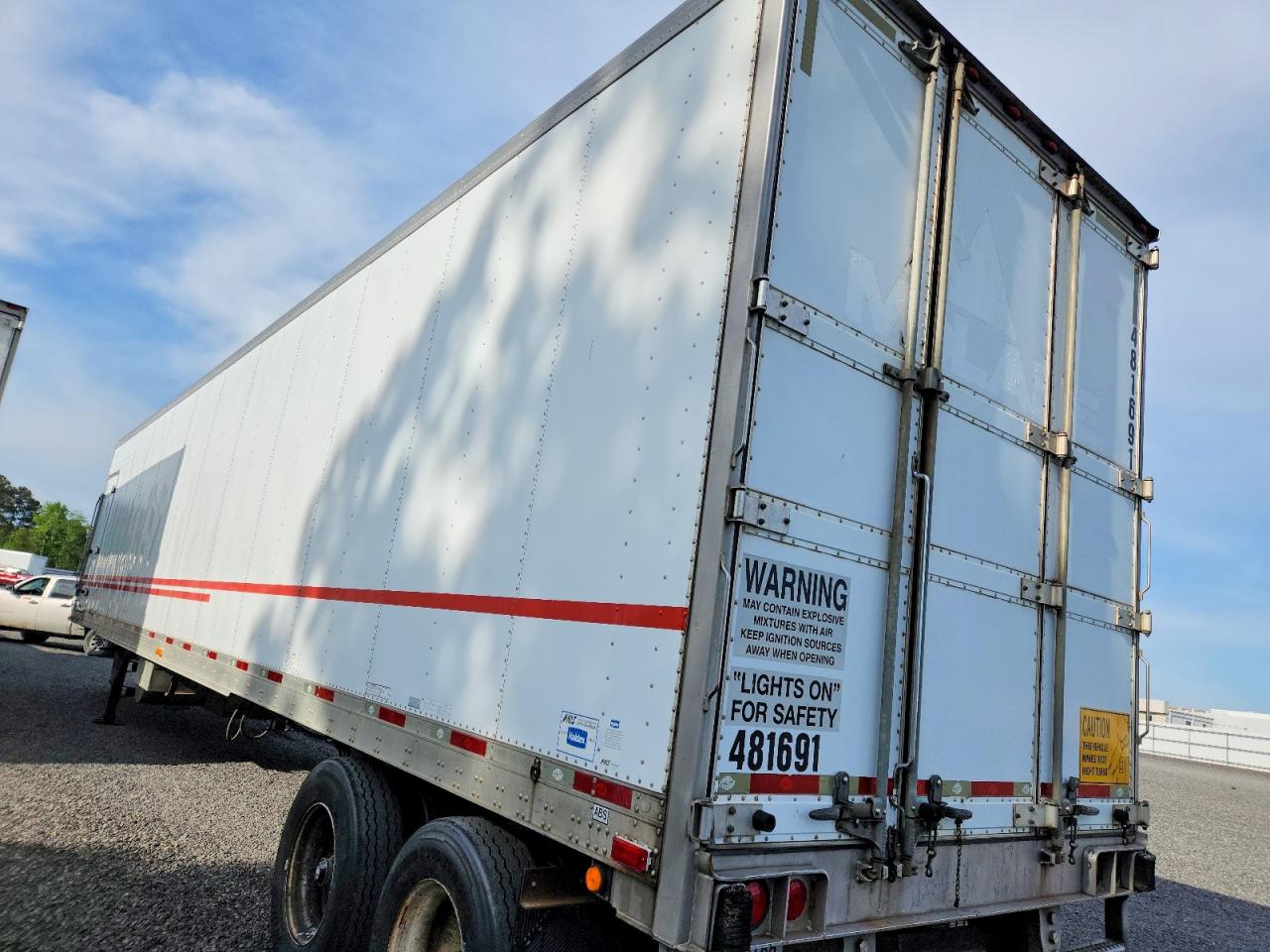 2010 UTILITY All models VIN 1UYVS2487AM833818 photo 3