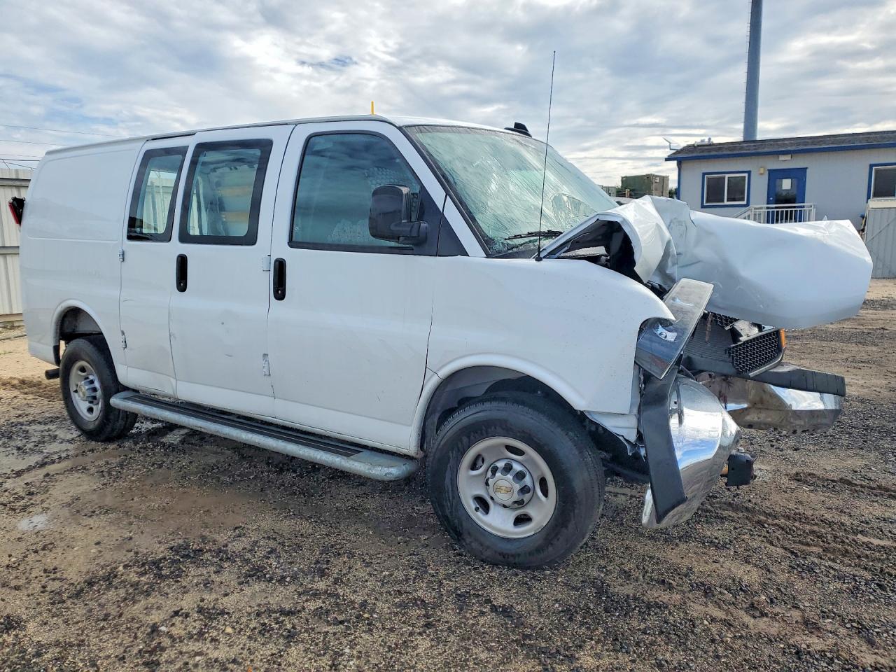 2025 Chevrolet Express VIN 1GCWGAFP2S1160118 photo 4