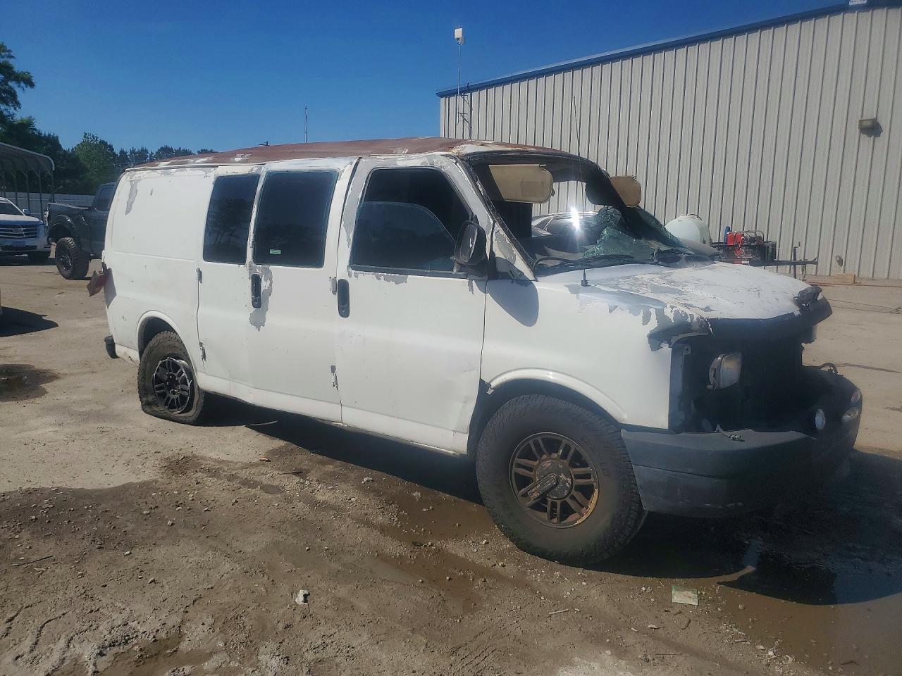 2005 Chevrolet Express VIN 1GCFG15X951140549 photo 4