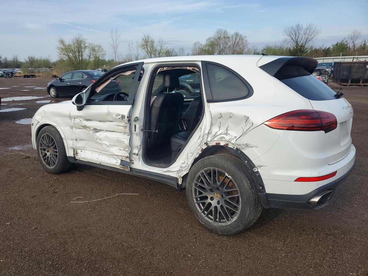 2017 Porsche Cayenne VIN WP1AA2A25HKA86174 photo 2