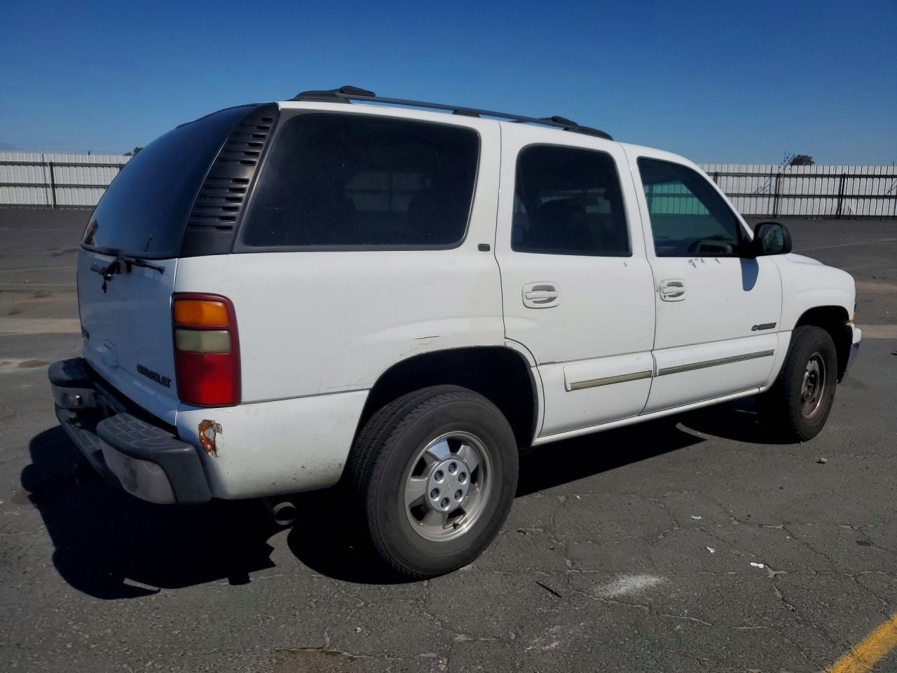 2002 Chevrolet Tahoe VIN 1GNEC13Z42R141737 photo 3