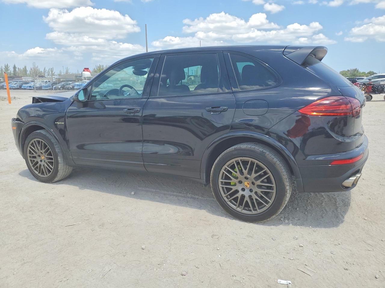 2017 Porsche Cayenne VIN WP1AE2A23HLA69534 photo 2