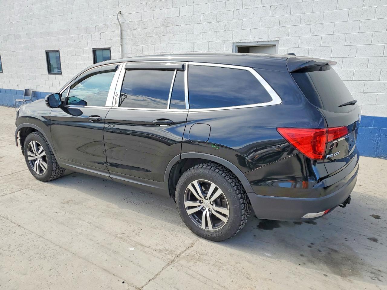 2016 Honda Pilot VIN 5FNYF5H5XGB033341 photo 2