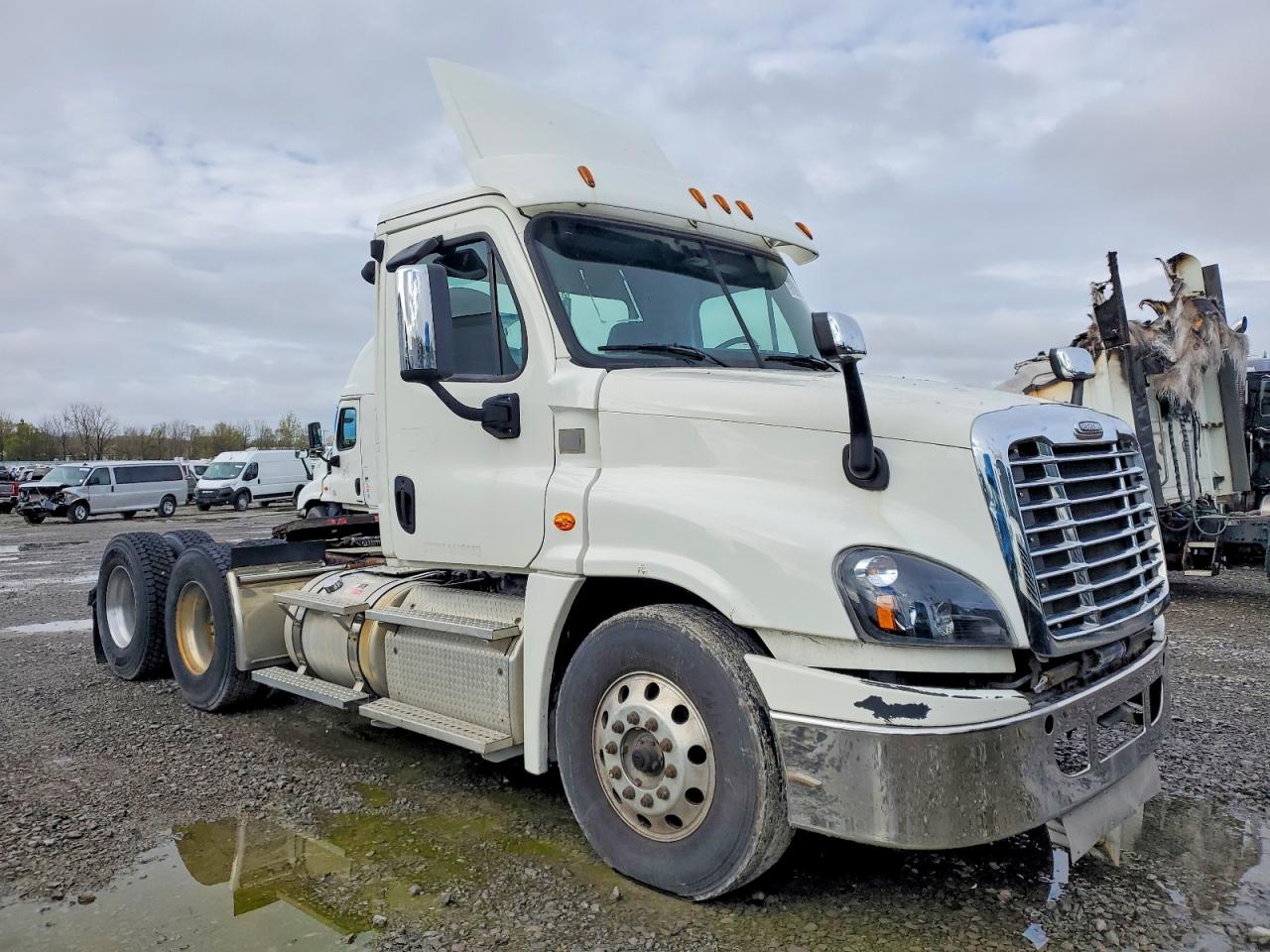 2018 FREIGHTLINER All other VIN 1FUJGEDRXJLJR9654 photo 1