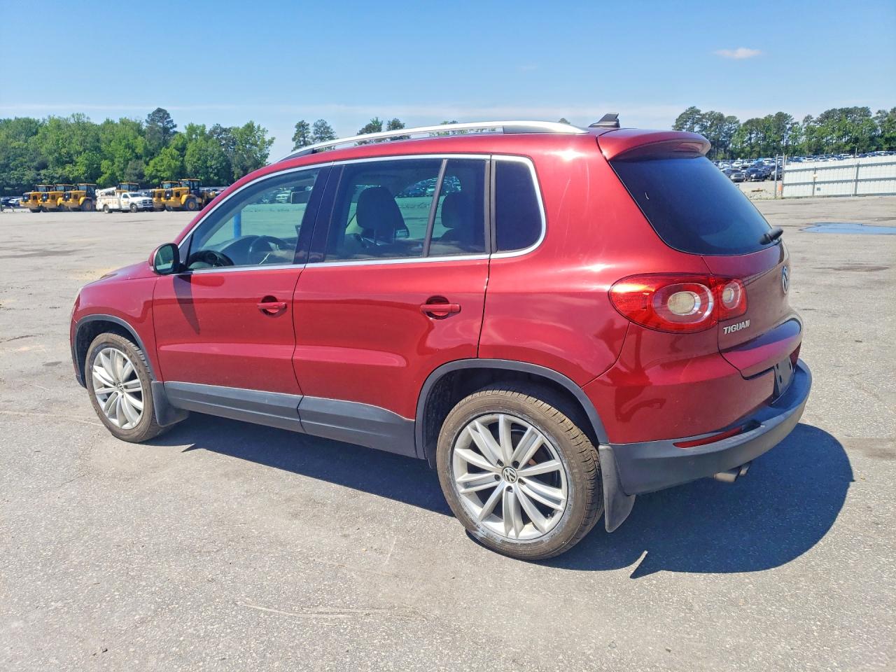 2011 Volkswagen Tiguan VIN WVGAV7AX2BW000832 photo 2