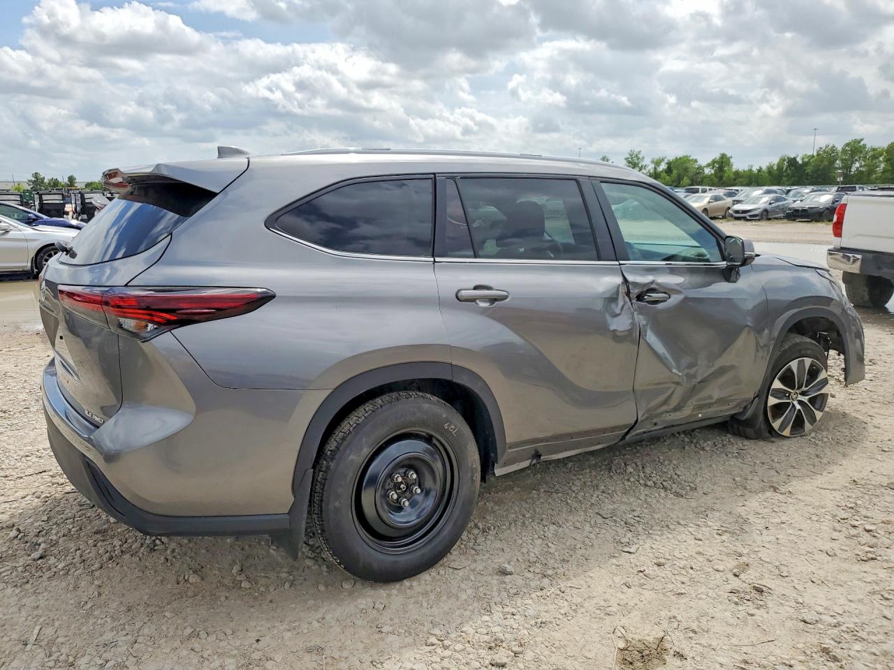 2026 Toyota Highlander VIN 5TDKDRBH6TS598522 photo 3