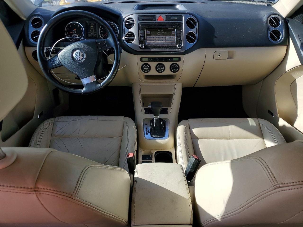 2010 Volkswagen Tiguan VIN WVGBV7AX8AW001079 photo 8