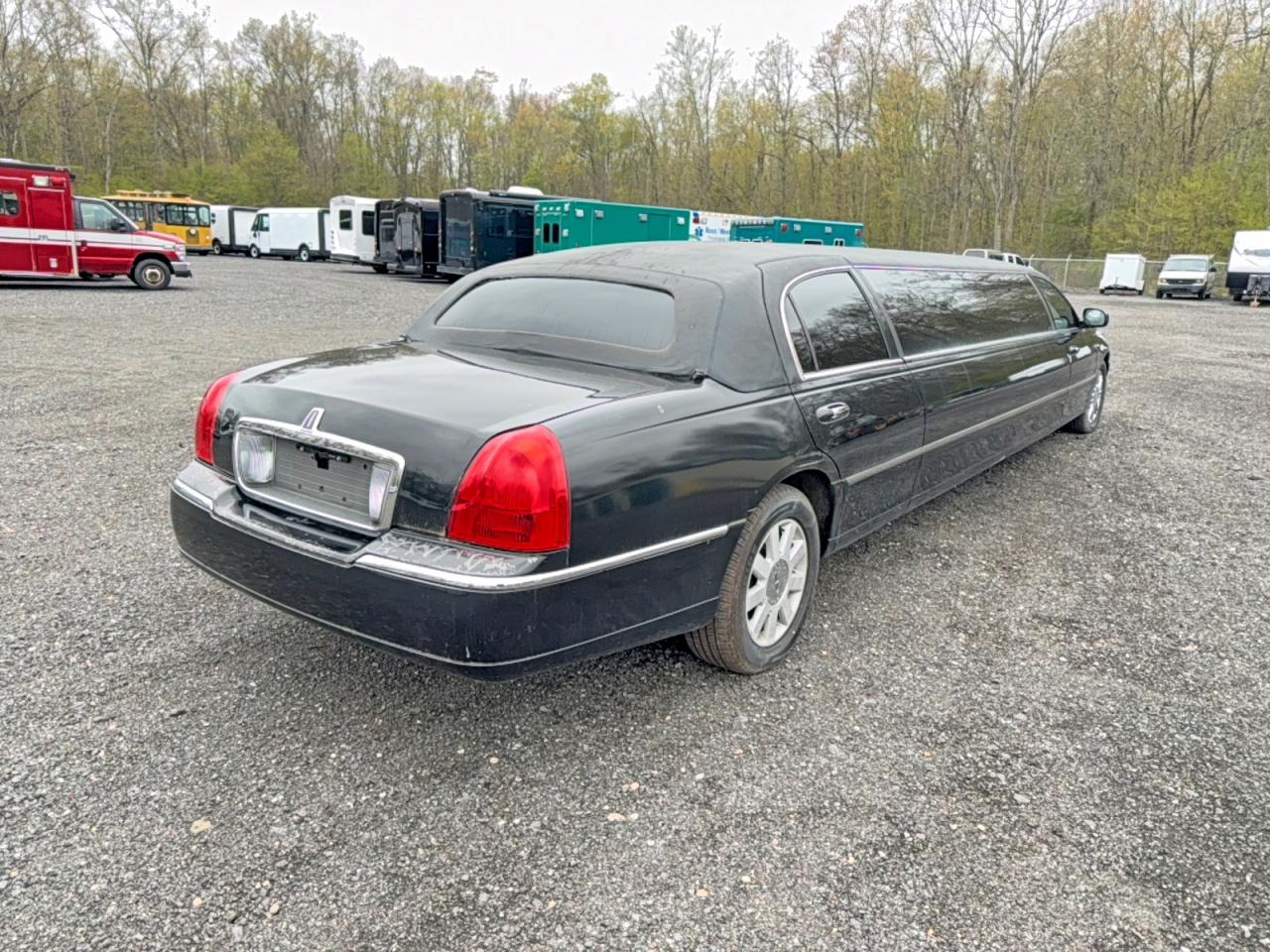 2007 Lincoln Towncar VIN 1L1FM88W87Y628418 photo 4