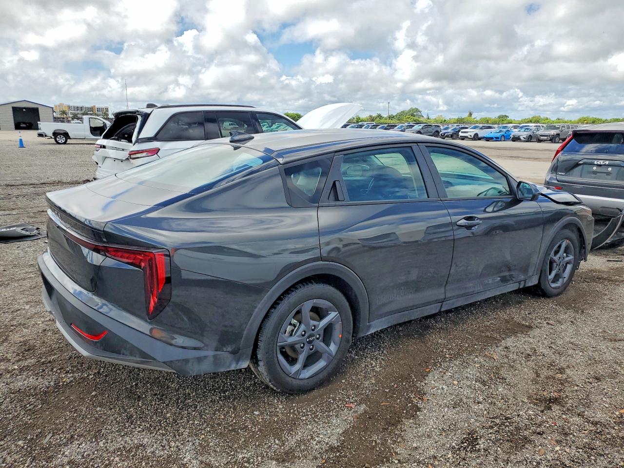 2026 Kia All other VIN 3KPFT4DE9TE251318 photo 3