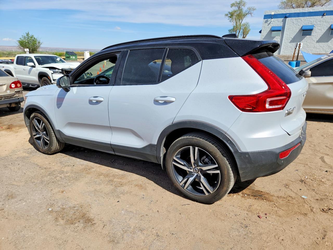 2022 VOLVO Xc40 VIN YV4162UM1N2690555 photo 2
