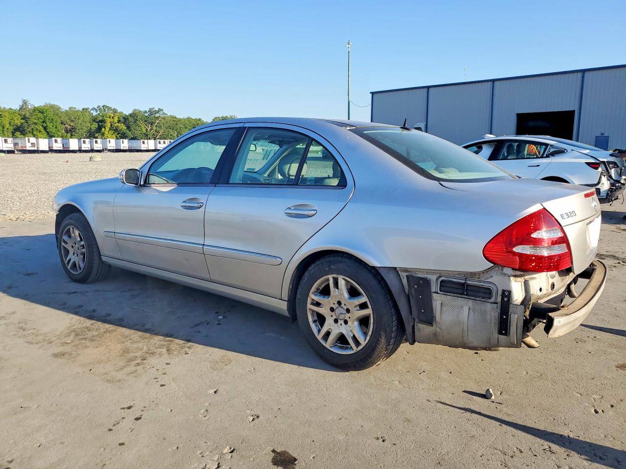 2003 Mercedes-Benz E-class VIN WDBUF65J93X105487 photo 2