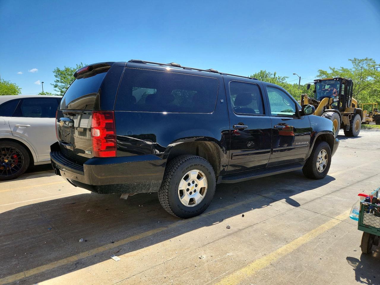 2011 Chevrolet Suburban VIN 1GNSKJE39BR387326 photo 3