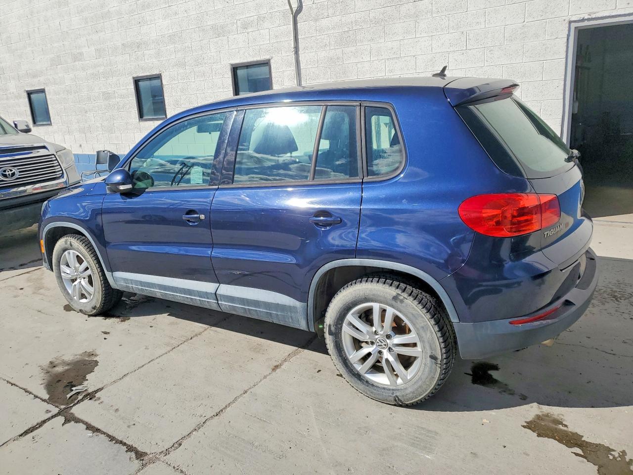 2012 Volkswagen Tiguan VIN WVGAV7AX1CW551464 photo 2